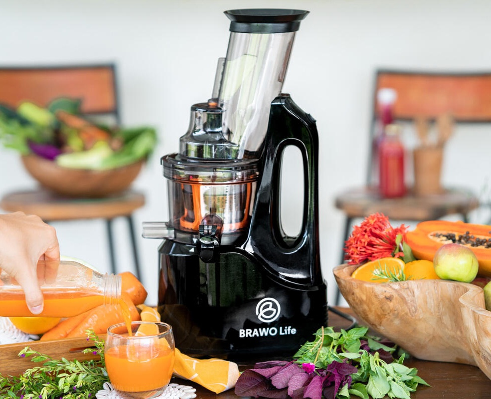 BRAWIUM B-365 Juicer in Aktion mit frischem Obst